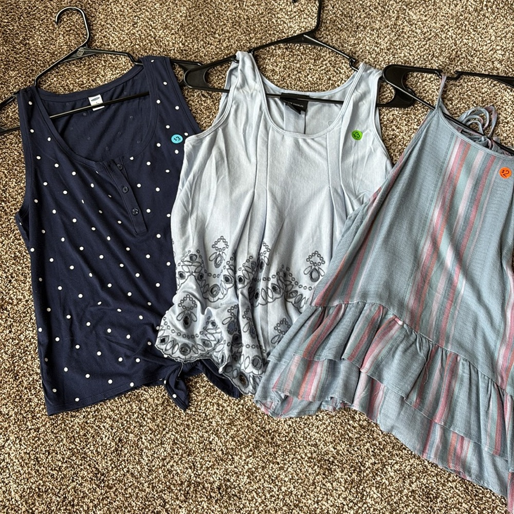 Tank tops - Picture 2 of 3